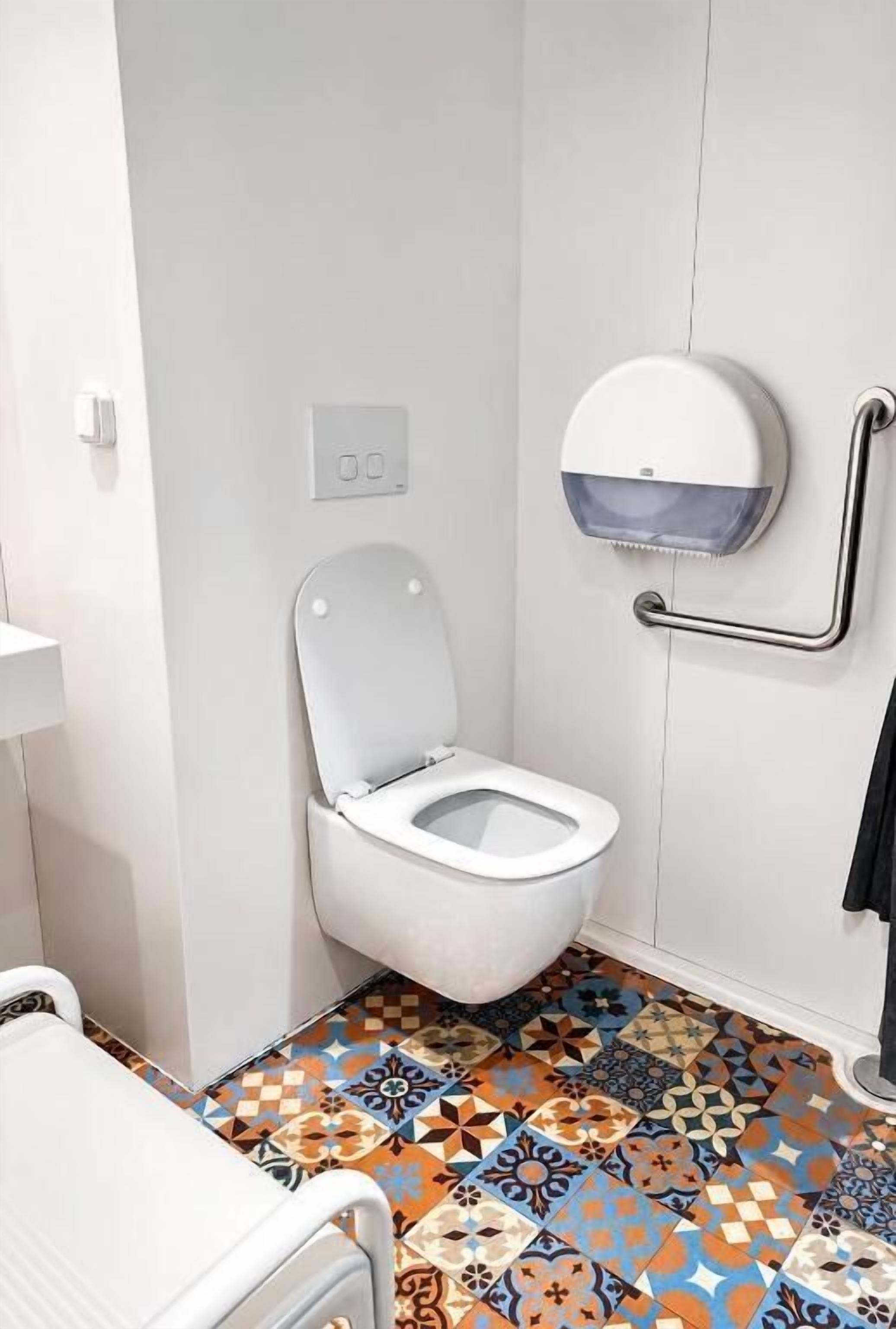Zimmer, Gemeinschaftsbad (Tandem) | Badezimmer | Dusche, umweltfreundliche Kosmetikartikel, Seife, Shampoo