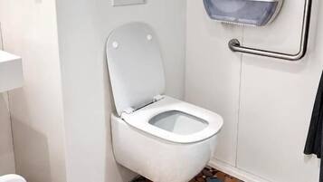 Zimmer, Gemeinschaftsbad (Tandem) | Badezimmer | Dusche, umweltfreundliche Kosmetikartikel, Seife, Shampoo