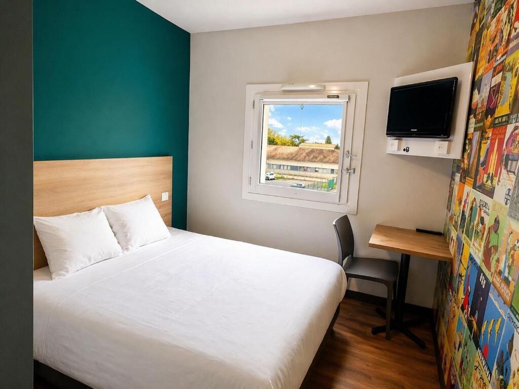 Kamer, 1 tweepersoonsbed, privébadkamer (Cabrio) | Individueel gemeubileerd, een laptopwerkplek, geluiddichte muren