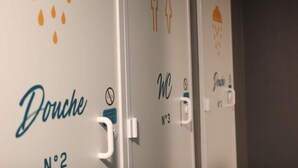 Un baño con carteles que indican 'Zona 3' y 'WC N°3'.