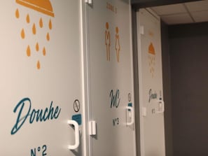 Een toilet met borden waarop 'Zone 3' en 'WC N°3' staan.