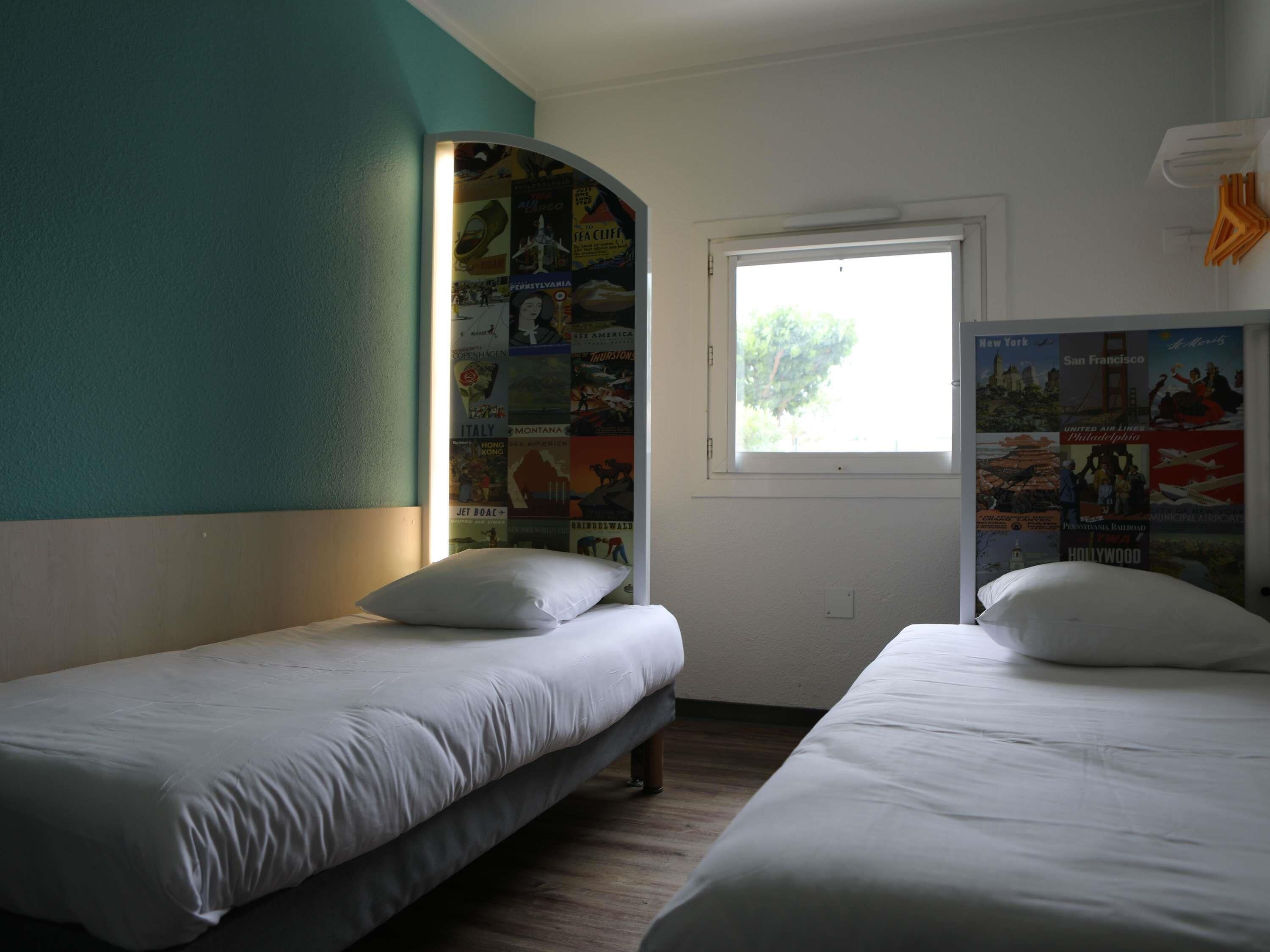 Chambre, salle de bains commune (Tandem) | Ameublement personnalisé, espace de travail pour ordinateur portable