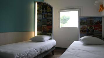 Chambre, salle de bains commune (Tandem) | Ameublement personnalisé, espace de travail pour ordinateur portable