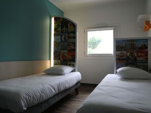 Quarto, banheiro compartilhado (Tandem) | Individualmente mobiliados, espaço de trabalho para notebook