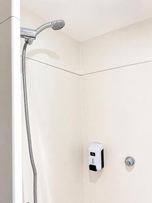 Dusche, umweltfreundliche Kosmetikartikel, Seife, Shampoo