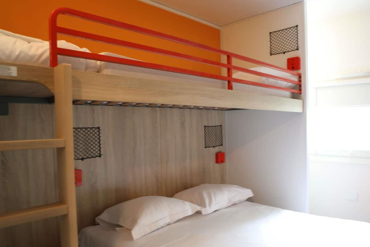 Room, Multiple Beds (Break)