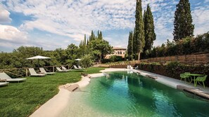 สระว่ายน้ำกลางแจ้งเปิดตามฤดูกาล