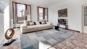 Living area - Ca' Silvia Saint Mark Square Apartment (Venice)