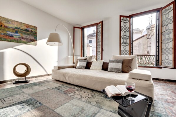 아파트, 침실 2개 | 거실 공간 | 평면 TV