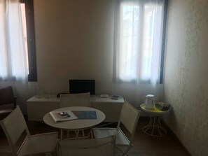Apartment, 1 Schlafzimmer | Essbereich im Zimmer