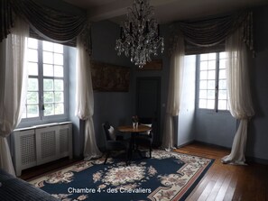 Deluxe tweepersoonskamer | Luxe beddengoed, een kluis op de kamer, individueel gedecoreerd