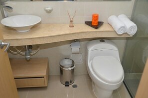 Departamento, balcón | Baño | Regadera, amenidades de baño gratuitas, toallas 