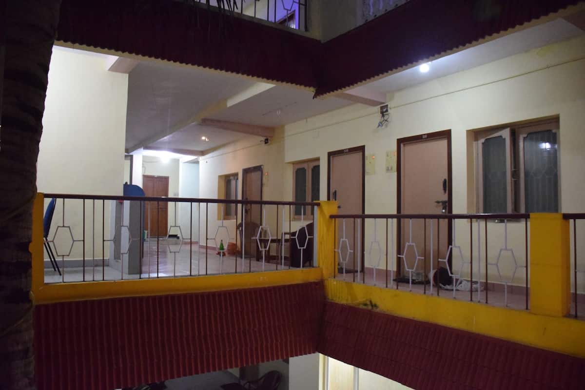 Um edifício com vários andares, varanda, guarda-corpos e portas.
