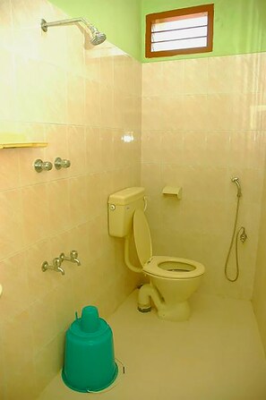 Economy-Doppel- oder -Zweibettzimmer (Non AC) | Badezimmer | Dusche, Regendusche, kostenlose Toilettenartikel, Handtücher