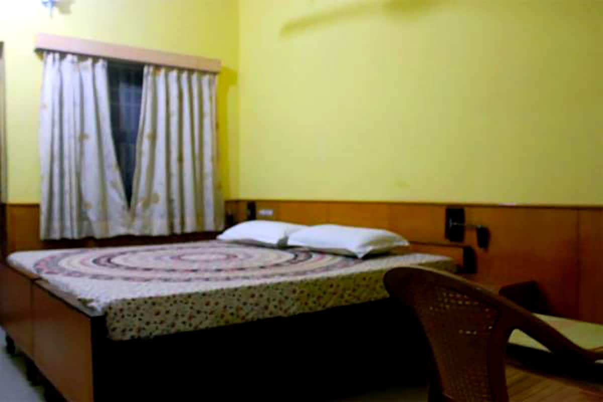 Quarto casal ou duplo conforto, para fumantes (Non AC) | Cofres nos quartos, escrivaninha, Wi-Fi de cortesia