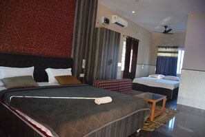 In-room safe, individually furnished, desk, free WiFi - Vinodhara Guesthouse (Tirukalukundram)