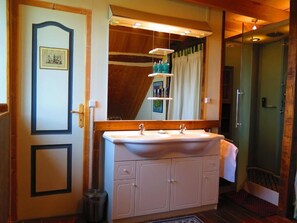 Badewanne und Dusche (separat), kostenlose Toilettenartikel, Handtücher