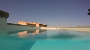 Ein klares Schwimmbecken mit Blick auf ein Gebäude im Hintergrund.