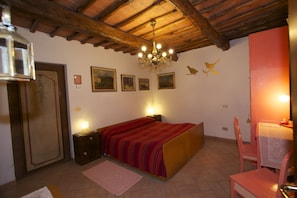 Chambre Confort Double ou avec lits jumeaux | Décoration personnalisée, ameublement personnalisé, bureau