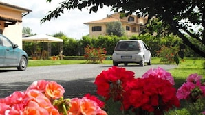 A car parked on a driveway with a house in the background. - Villa Etruria Guest House (Pitigliano)