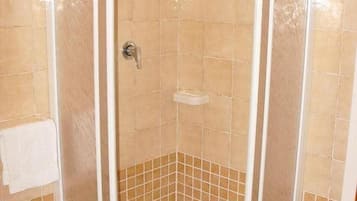 Habitación doble, accesible para personas con discapacidad | Ducha del cuarto de baño