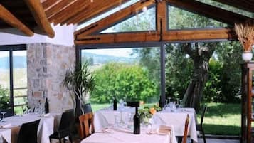 Se sirven cenas y cocina local