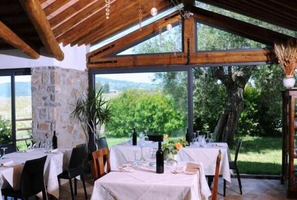 Se sirven cenas y cocina local