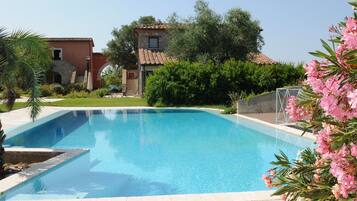 Piscina externa sazonal, funciona das 9h às 19h, espreguiçadeiras