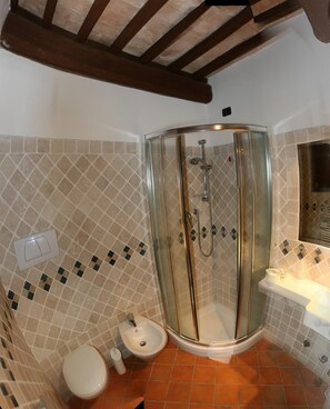 Regadera, amenidades de baño gratuitas, secadora de cabello, pantuflas 