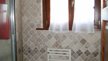 Ein Badezimmer mit Toilette, Waschbecken und Dusche.