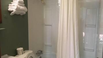 Kombinasi shower/bathtub, pengering rambut, dan handuk