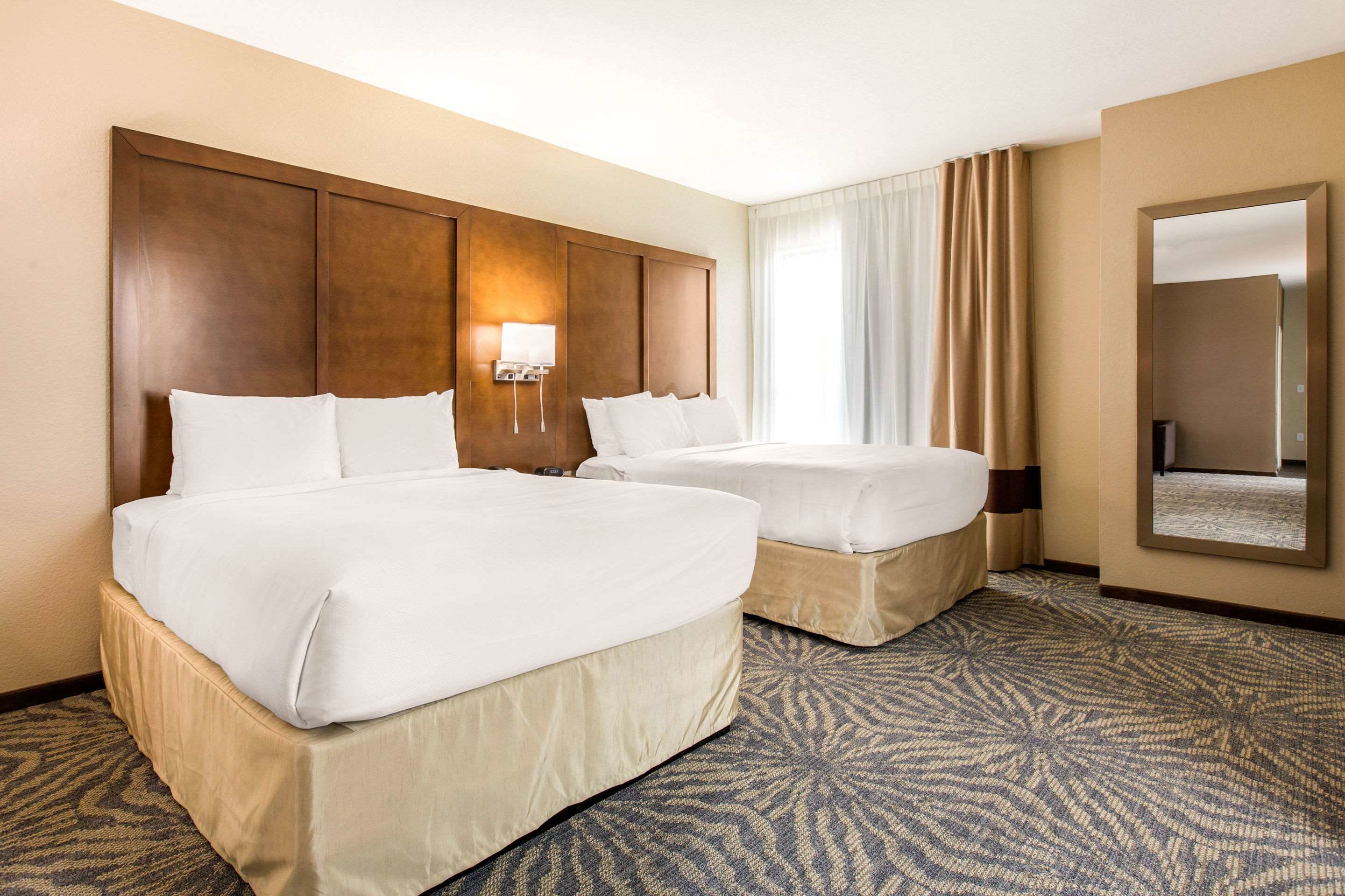 desk, free cots/infant beds, free wifi, bed sheets