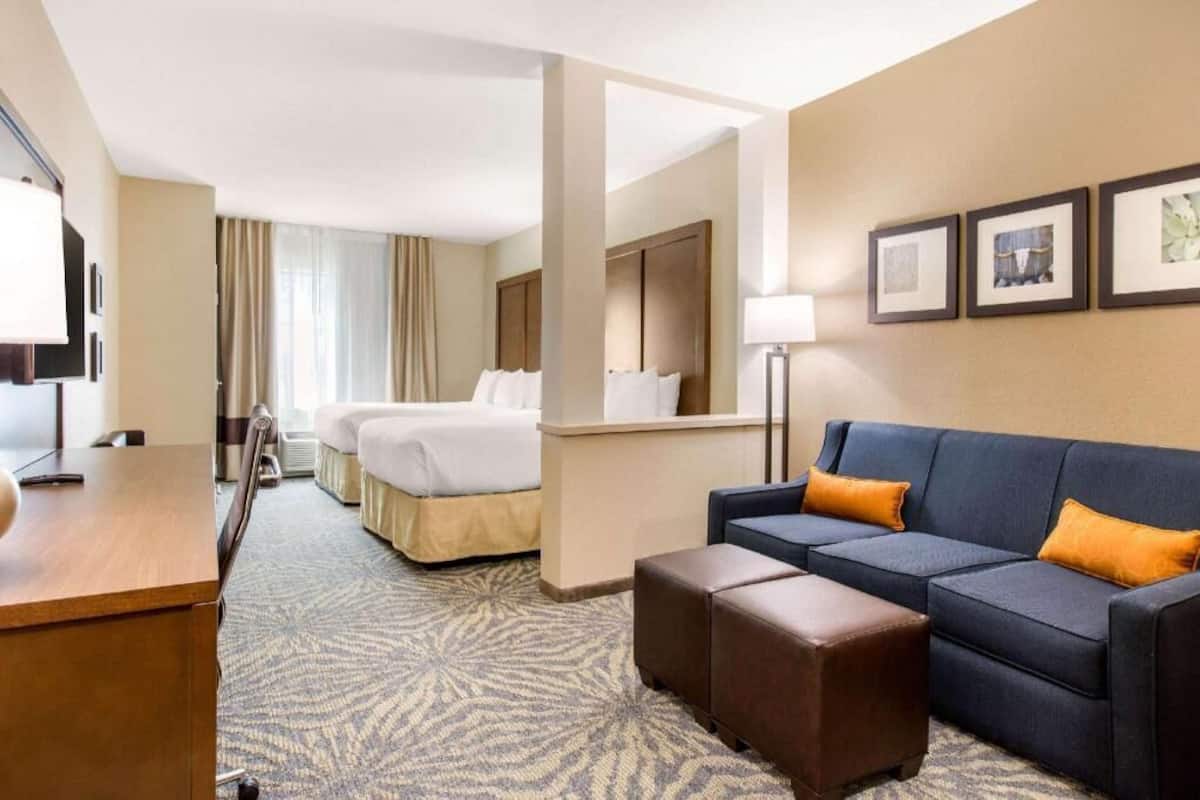 Desk, free cots/infant beds, free WiFi, bed sheets