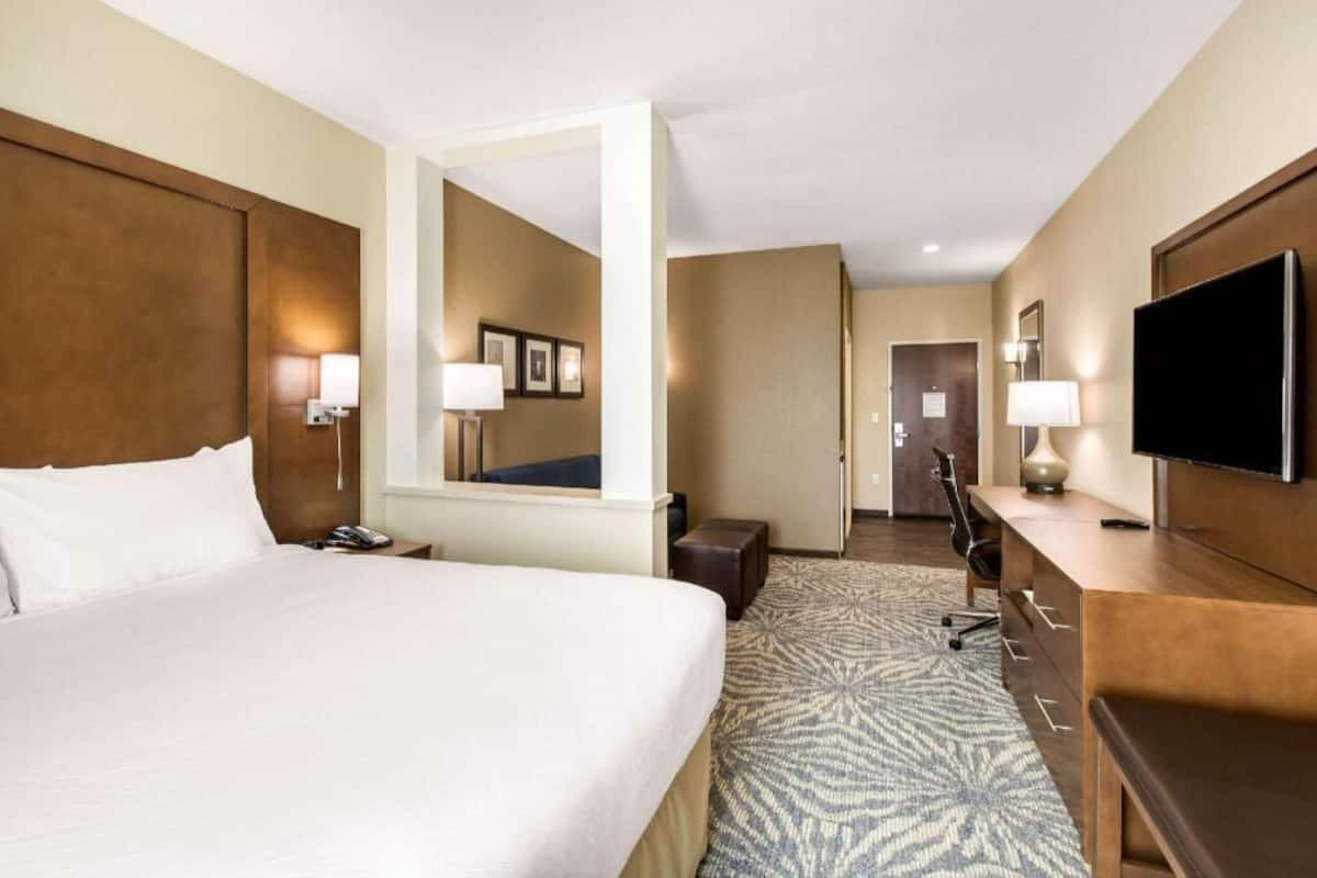Desk, free cots/infant beds, free WiFi, bed sheets