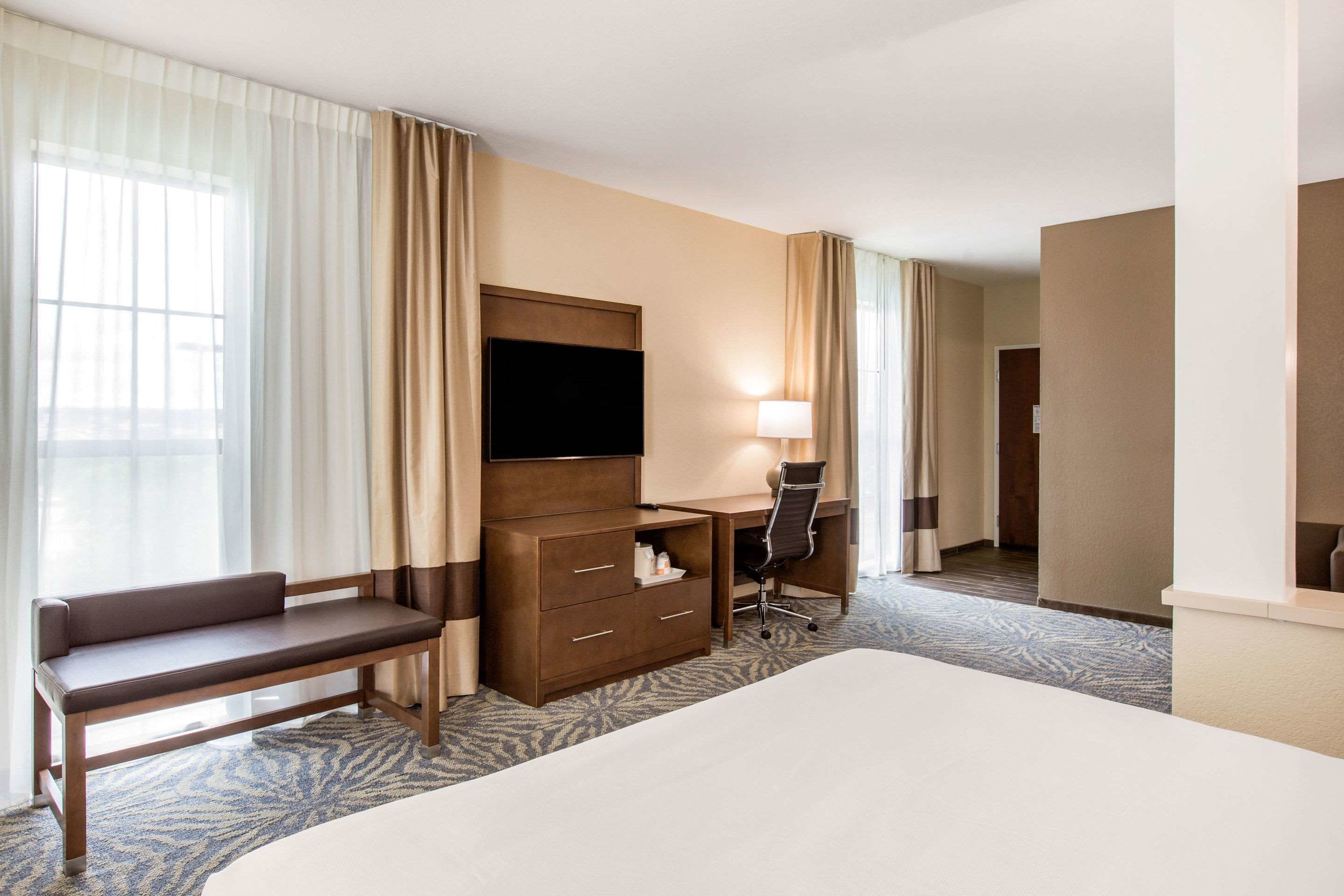 desk, free cots/infant beds, free wifi, bed sheets