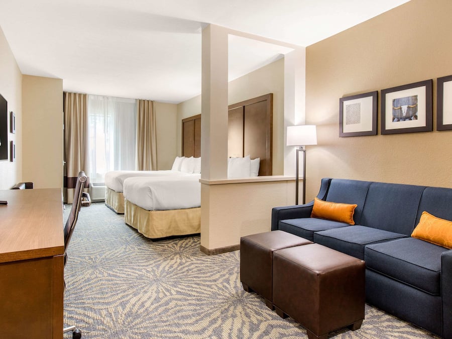 Een bureau, gratis babybedden, gratis wifi, beddengoed