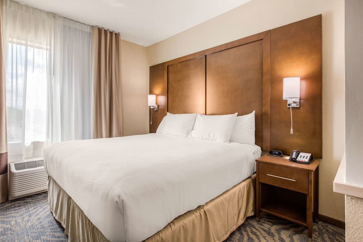 Desk, free cribs/infant beds, free WiFi, bed sheets