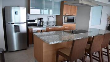 Condo familiar, 3 habitaciones, vista al océano | Cocina privada | Refrigerador con congelador, microondas, horno y parrilla de estufa