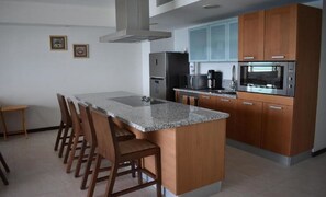 Condo família, 3 quartos, vista para o oceano | Opções para refeição no quarto