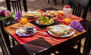 Free daily buffet breakfast - Hotel Horizont (Aliko)