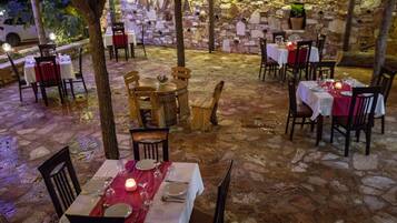 Sarapan, makan tengah hari, makan malam dihidangkan; masakan tempatan