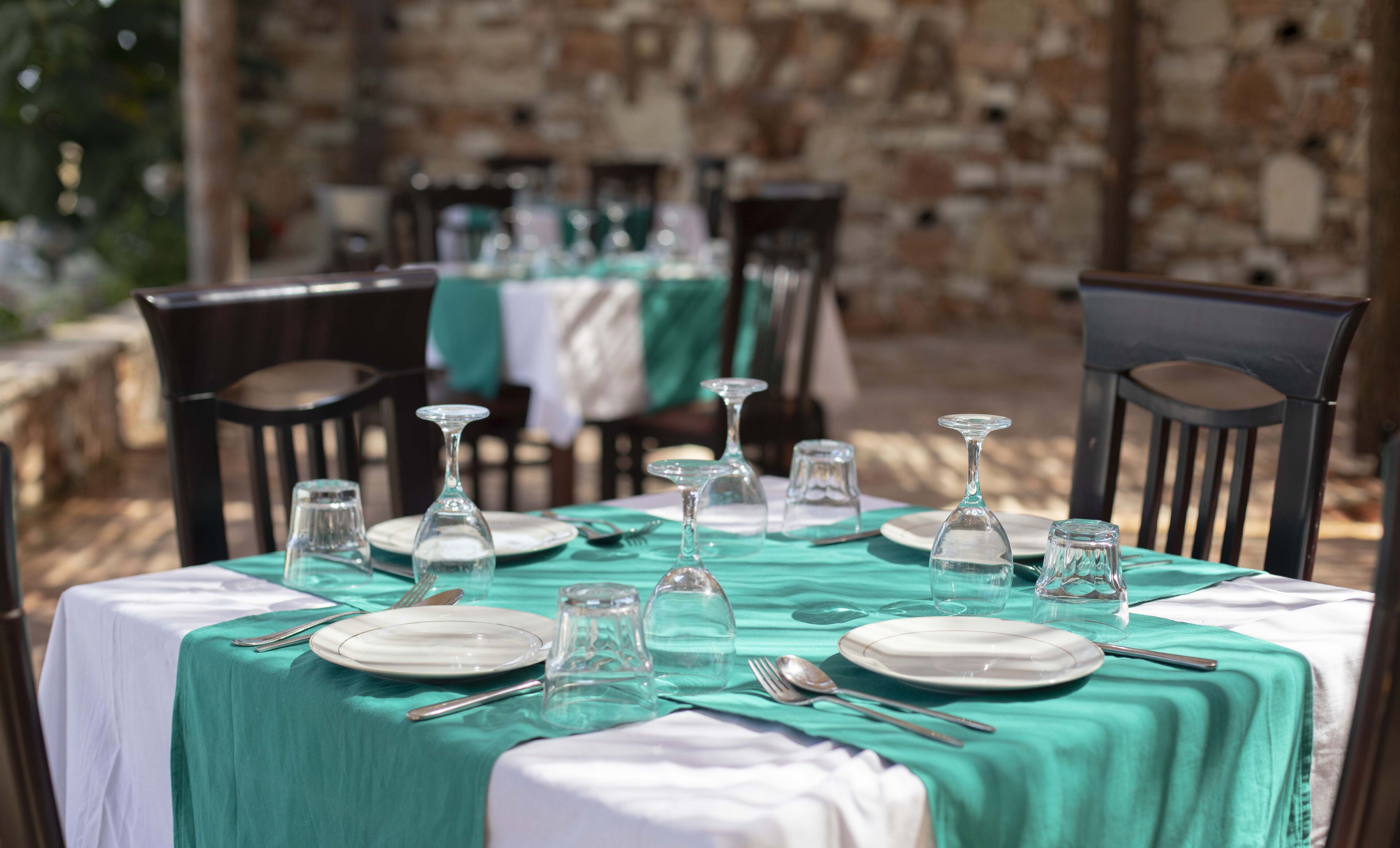 Sarapan, makan tengah hari, makan malam dihidangkan; masakan tempatan 