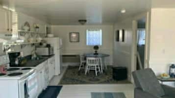 Basic Apartment | Private kitchen | Microwave, coffee/tea maker