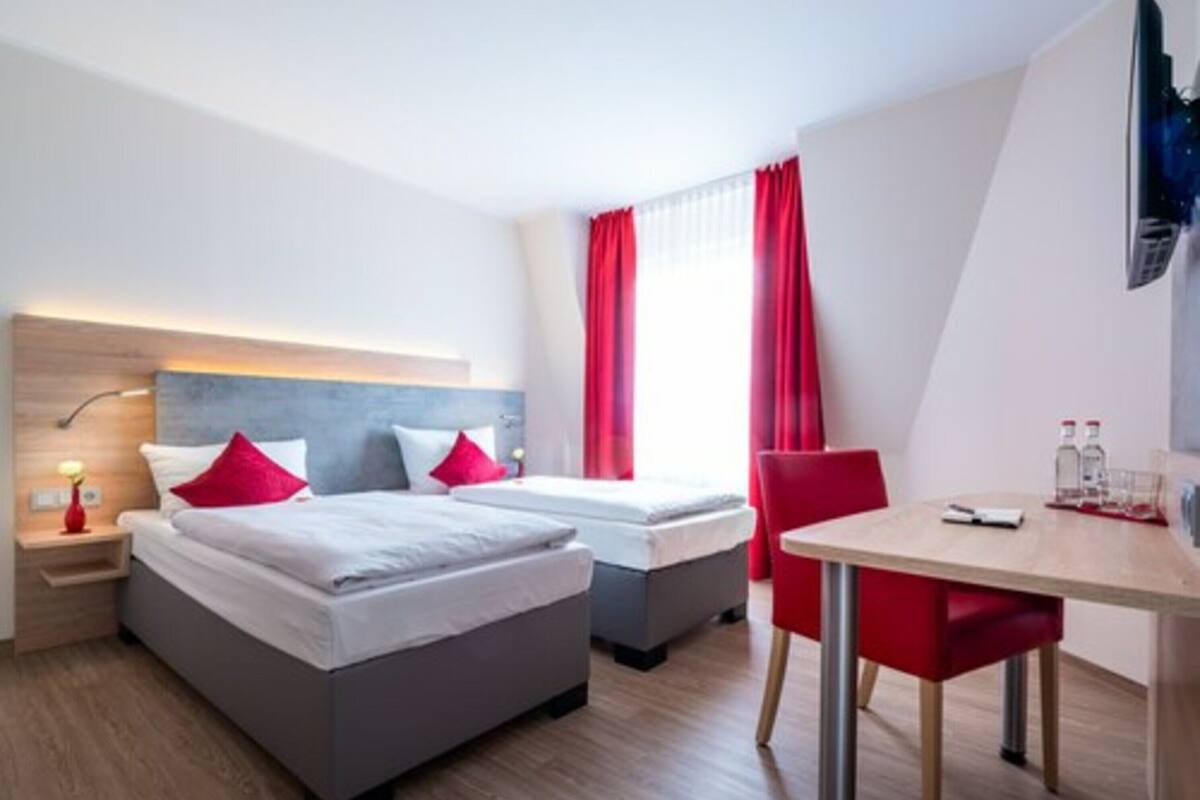 1 bedroom, hypo-allergenic bedding, desk, soundproofing