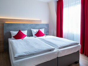 Hypo-allergenic bedding, desk, soundproofing, free WiFi - Landhotel Fettehenne (Leverkusen)
