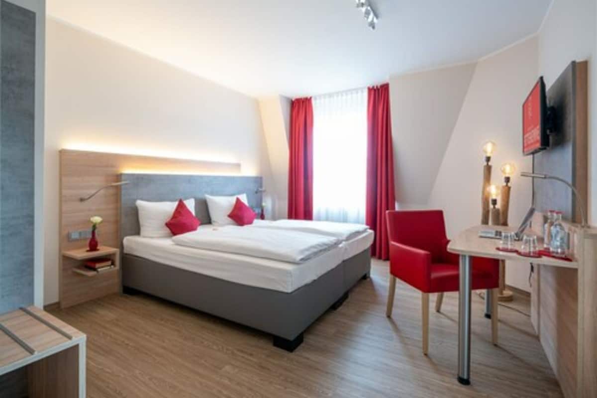 1 bedroom, hypo-allergenic bedding, desk, soundproofing