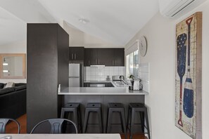 Fridge, microwave, oven, stovetop - Cowes Retreat - *Pet Friendly* Holiday House!!! (Cowes)