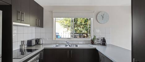 Réfrigérateur, four à micro-ondes, un four, surface de cuisson