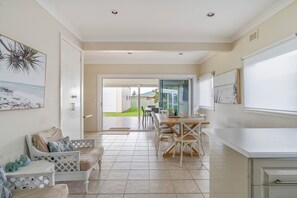Dining - Ulladulla - Sleeps 8! Pet Friendly! WIFI! Aircon!
flat yard for pets and kids. (Ulladulla)