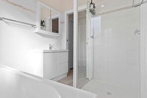 Badewanne, Haartrockner, Seife, Toilettenpapier